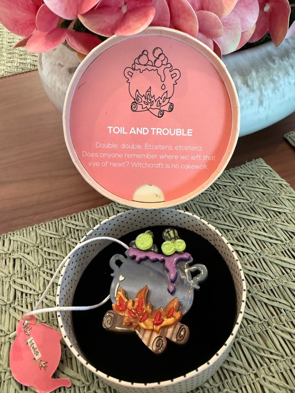 🧙🏼♀️ ERSTWILDER TOIL AND TROUBLE BROOCH CAULDRON PIN - Picture 4 of 4